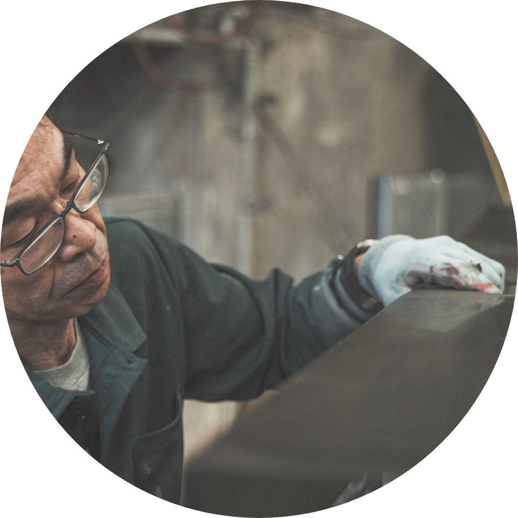 手磨き 作業風景